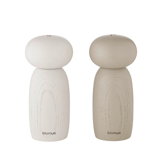 Two beige salt and pepper shakers on a white background with 'biomus' branding.